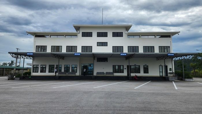 Hạ tầng được quy hoạch đồng bộ, tối ưu năng lực khai thác, gồm: bãi đỗ xe ô tô chờ vào vị trí đón khách rộng 8.000m²; bãi đỗ dành cho các phương tiện khác rộng 2.000m².
