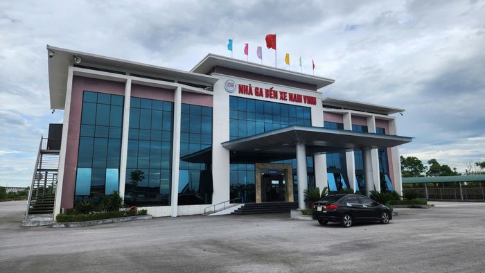 Ngày 4/6, sau khi nghiệm thu và thẩm định, Sở Xây dựng Nghệ An đã ban hành quyết định công bố đưa Bến xe khách Nam Vinh vào khai thác với quy mô bến xe khách Loại 2. 