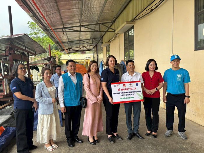 Đại diện UNDP trao hỗ trợ cho người dân khắc phục thiên tai, phát triển kinh tế.