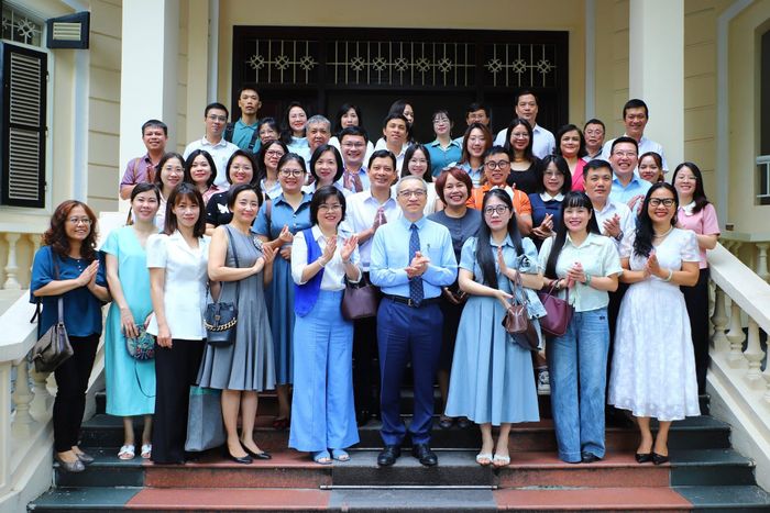 Thứ trưởng Phan Tâm chụp ảnh lưu niệm cùng các nhà báo, phóng viên, biên tập viên cơ quan báo chí. (Ảnh: Trần Huấn).