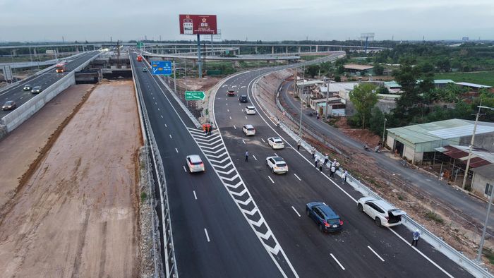 Lưu lượng phương tiện qua các tuyến cao tốc phía Nam ngày càng đông.