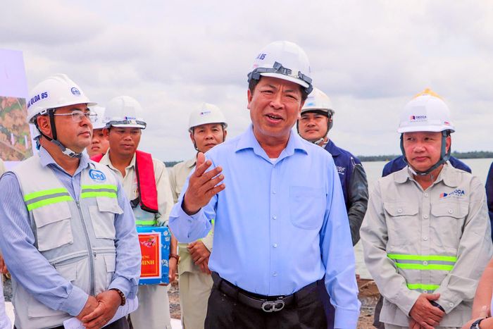 Tại đây, Bộ trưởng Bộ Xây dựng chỉ đạo chủ đầu tư, nhà thầu, tư vấn giám sát quyết tâm đẩy nhanh tiến độ, nghiên cứu, áp dụng các giải pháp tổ chức thi công khoa học, hợp lý, phấn đấu rút ngắn thời gian thực hiện dự án từ 3 đến 6 tháng so với kế hoạch.