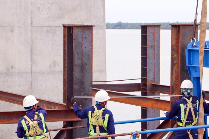 Các nhà thầu đã bố trí 34 mũi, trong đó 23 mũi thi công cầu Đại Ngãi 1; 6 mũi thi công nền đường và 5 mũi thi công các công trình trên tuyến.