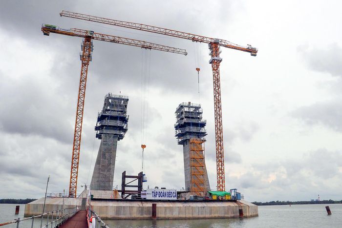 Hai trụ tháp chính cao khoảng 160m đang được thi công khẩn trương. Trong đó, trụ P23 đã hoàn thành 7/39 (18%) đốt thân tháp, trụ P24 hoàn thành 4/39 (11%). Trong ảnh, trụ tháp P23 phía bờ Vĩnh Long.