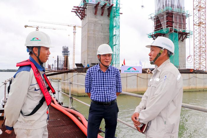 Công trường thi công dưới sự giám sát chặt chẽ của đội ngũ tư vấn giám sát, kỹ sư.