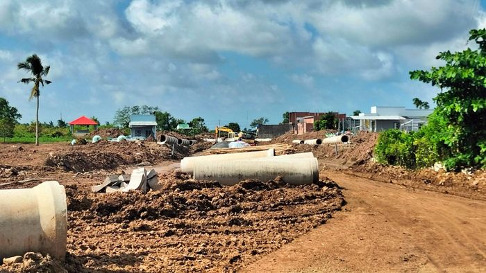 Dự án tuyến đường Vành đai ngoài thành phố Bạc Liêu (giai đoạn 1) qua địa bàn phường Vĩnh Trạch đang rốt ráo thi công khi thời tiết thuận lợi.