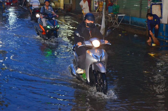 Người dân dọn dẹp khi nước rút dần.