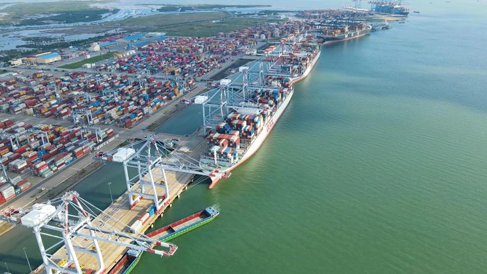 Thành tích của các cảng biển là minh chứng cho nỗ lực trong công tác quản lý, đầu tư và sự phối hợp nhịp nhàng của nhiều đơn vị liên quan, từ các cảng vụ hàng hải, doanh nghiệp cảng, hoa tiêu, bảo đảm an toàn hàng hải, hải quan, biên phòng... (Ảnh: CMIT).
