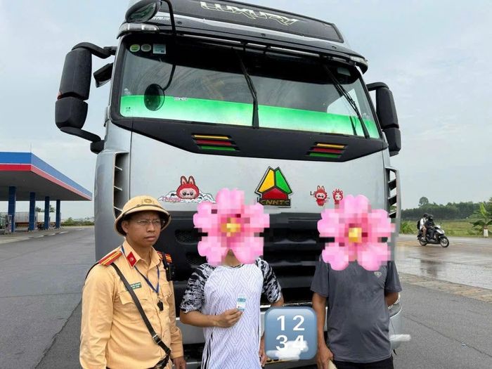 Nam tài xế bị phát hiện sử dụng ma túy, không có GPLX.
