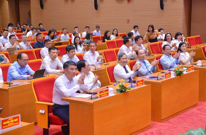 Lãnh đạo Thành ủy, HĐND, UBND, Ủy ban MTTQ Việt Nam TP Hà Nội và các cơ quan báo chí, các nhà báo tham dự buổi gặp mặt.