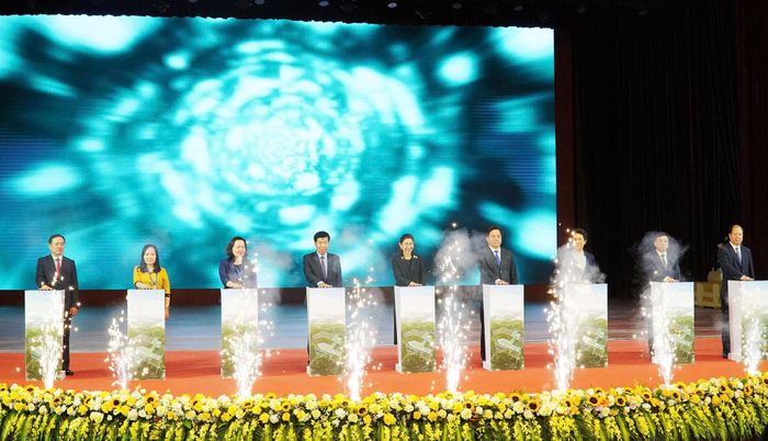 Các đại biểu thực hiện nghi thức ấn nút triển khai dự án Khu công nghiệp Đoan Hùng - AMATA City Phú Thọ do Tập đoàn AMATA làm chủ đầu tư.