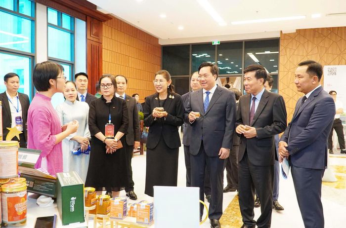 Các đại biểu tham quan triển lãm Thai Connect EXPO với 20 gian hàng giới thiệu sản phẩm tiêu biểu của Thái Lan và tỉnh Phú Thọ.