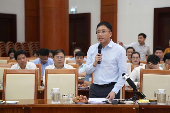 Phó Cục trưởng Cục Thuế Mai Sơn trả lời tại họp báo. Ảnh: Đức Minh
