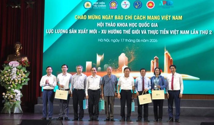 Lãnh đạo Học viện Tài chính tặng quà tri ân Ban Biên tập và Hội đồng Biên tập Tạp chí Nghiên cứu Tài chính Kế toán nhân Kỷ niệm 101 năm Ngày Báo chí Cách mạng Việt Nam.