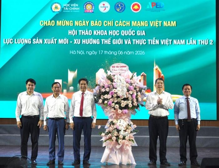 Thay mặt Lãnh đạo Bộ Tài chính, Thứ trưởng Cao Anh Tuấn tặng hoa chúc mừng Ban lãnh đạo Học viện Tài chính. Ảnh: Đức Việt.