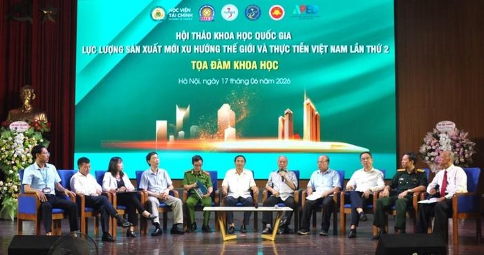 Các chuyên gia, nhà khoa học tham luận tại hội thảo và phiên tọa đàm.