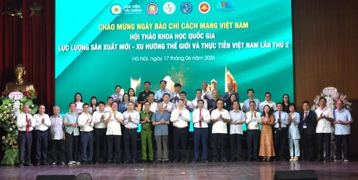Thứ trưởng Cao Anh Tuấn chụp ảnh lưu niệm cùng Ban tổ chức hội thảo và các chuyên gia, nhà khoa học.