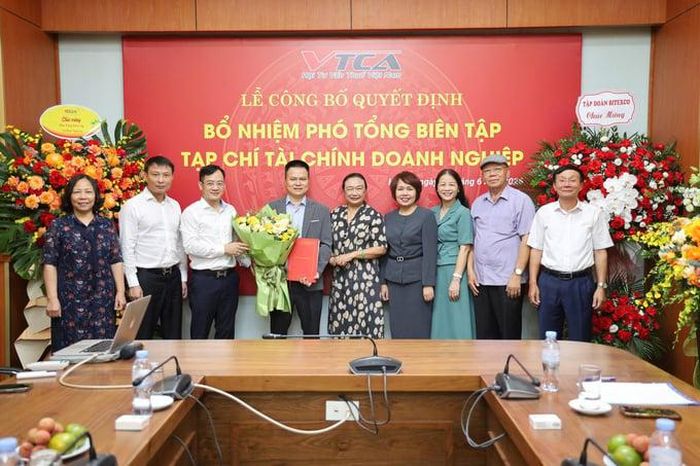  Các đại biểu, khách quý chụp ảnh lưu niệm cùng tân Phó tổng biên tập Tạp chí Tài chính Doanh nghiệp Từ Đào Nguyên. 