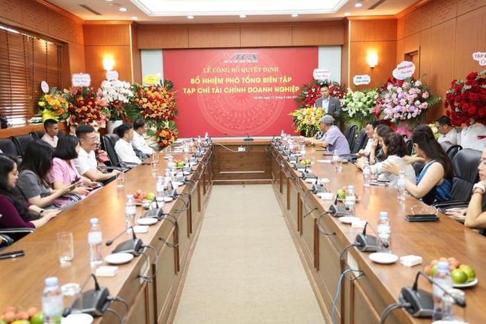 Tân Phó Tổng Biên tập Từ Đào Nguyên phát biểu nhận nhiệm vụ. 