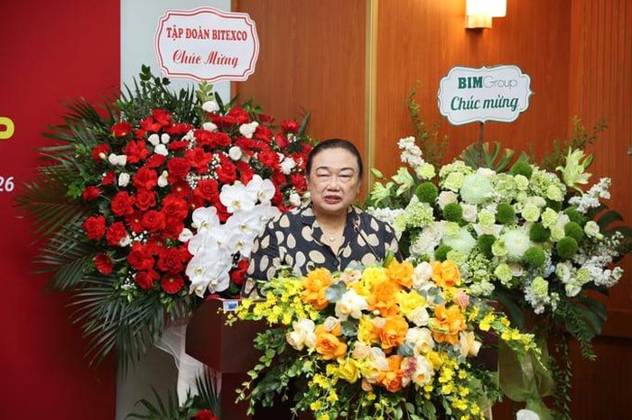 Bà Nguyễn Thị Cúc - Chủ tịch VTCA phát biểu chúc mừng và giao nhiệm vụ cho tân Phó Tổng biên tập Tạp chí Tài chính Doanh nghiệp. 