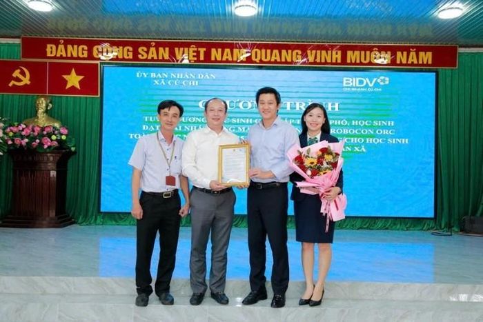 Ông Hứa Quốc Hưng (thứ hai từ phải sang), Bí thư Đảng ủy xã và ông Trần Quang Thái, Phó Chủ tịch UBND xã Củ Chi, trao thư cảm ơn và tặng hoa tri ân đại diện đơn vị tài trợ.