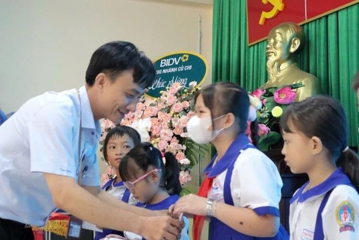 Ông Trần Quang Thái, Ủy viên Ban Thường vụ Đảng ủy, Phó Chủ tịch UBND xã Củ Chi, trao học bổng tiếp sức đến trường cho các em học sinh có hoàn cảnh khó khăn.