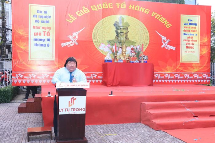 TS. Đinh Văn Đệ phát biểu tại hoạt động giáo dục truyền thống, một trong những chương trình thường xuyên được Trường Cao đẳng Lý Tự Trọng TP.HCM tổ chức nhằm bồi dưỡng lý tưởng và bản sắc văn hóa cho học sinh, sinh viên.