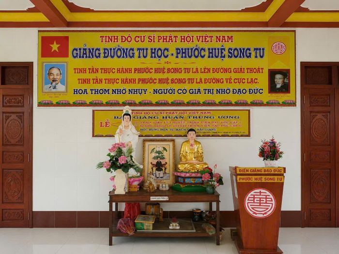 Giảng đường "Phước Huệ Song Tu" - không gian diễn ra các hoạt động học tập giáo lý, sinh hoạt cộng đồng và tu học của hội quán. Ảnh: Đức Linh.