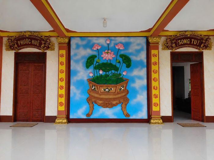 Tiền sảnh Hưng Hòa Tự nổi bật với dòng chữ "Phước Huệ" và "Song Tu" hai bên phù điêu hoa sen, thể hiện phương châm tu học của Tịnh Độ Cư Sĩ Phật Hội Việt Nam. Ảnh: Đức Linh.