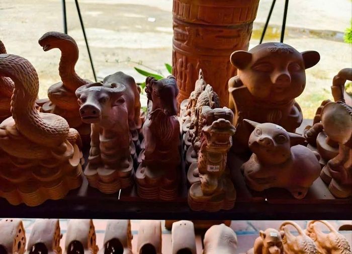 Những sản phẩm gốm thủ công mang đậm dấu ấn văn hóa địa phương, góp phần quảng bá làng nghề truyền thống đến với du khách. Ảnh: Sưu tầm.