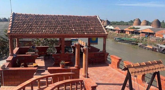 Không gian Cà phê Nhà Gạch Gốm Đương Đại với tầm nhìn bao quát quần thể lò gạch cổ Mang Thít – điểm dừng chân hấp dẫn của du khách. Ảnh: Đức Linh.
