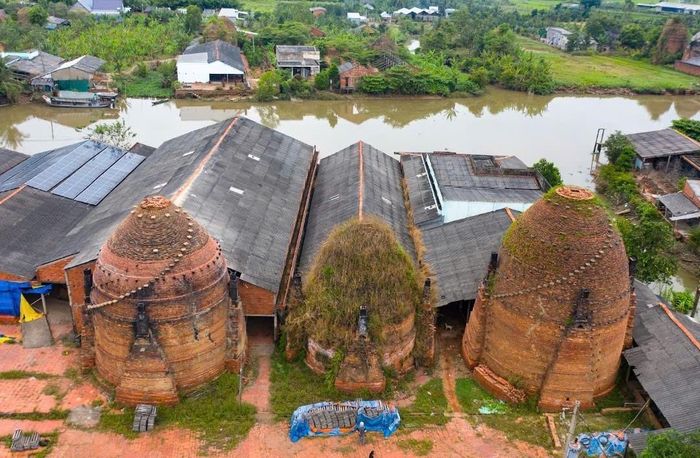 Những lò nung phủ màu thời gian là chứng tích sống động của hơn một thế kỷ phát triển nghề gạch gốm truyền thống Mang Thít. Ảnh: Hưng Thịnh.