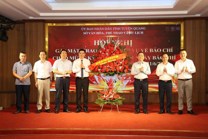 Phó Chủ tịch UBND tỉnh Tuyên Quàn Đỗ Hùng Đức (thứ 3 từ phải sang) chúc mừng, tặng hoa cho các cơ quan báo chí tại Hội nghị gặp mặt.