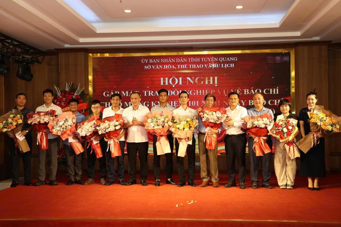 Ban tổ chức chúc mừng, tặng hoa các cơ quan báo chí.