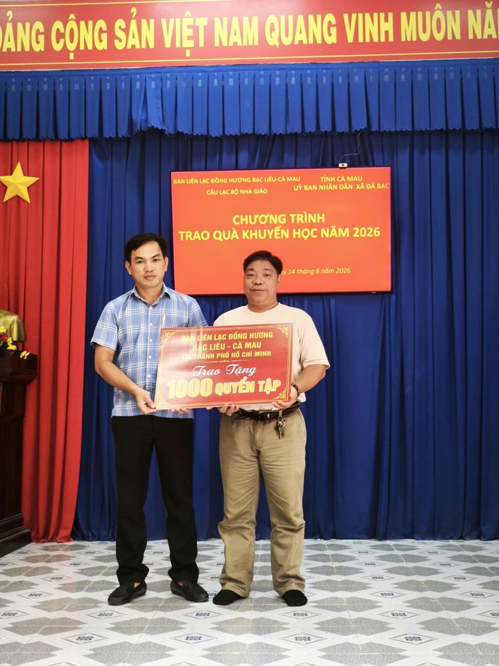 Ông Nguyễn Nam Giới (bên trái) – Phó Trưởng phòng Văn hóa - Xã hội xã Đá Bạc tiếp nhận bảng tượng trưng trao tặng 1.000 quyển tập từ Ban Liên lạc Đồng hương Bạc Liêu - Cà Mau tại TP.HCM để hỗ trợ học sinh có hoàn cảnh khó khăn trên địa bàn.