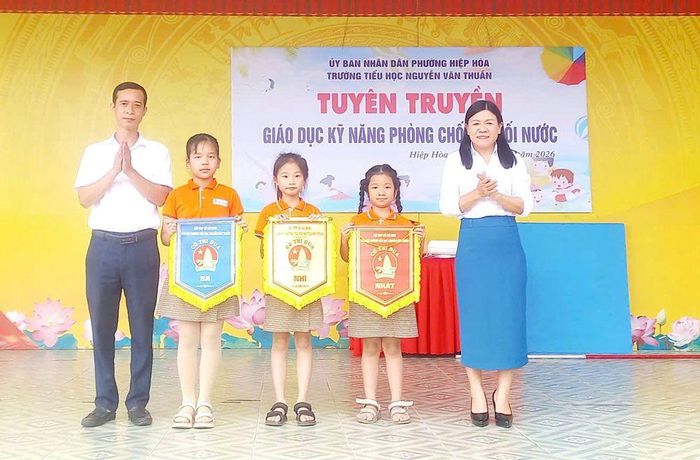 Trường Tiểu học Nguyễn Văn Thuần trao thưởng cho các học sinh đạt giải học sinh đạt thành tích cao trong đợt giáo dục kỹ năng phòng chống đuối nước.