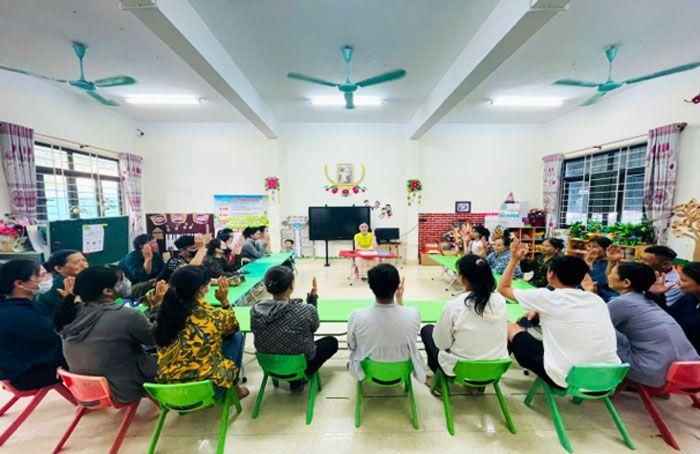 Giáo viên và phụ huynh học sinh cùng đồng lòng xây dựng trường, lớp, đưa ra những sáng kiến đổi mới giáo dục, nâng cao chất lượng dạy và học trong các nhà trường.