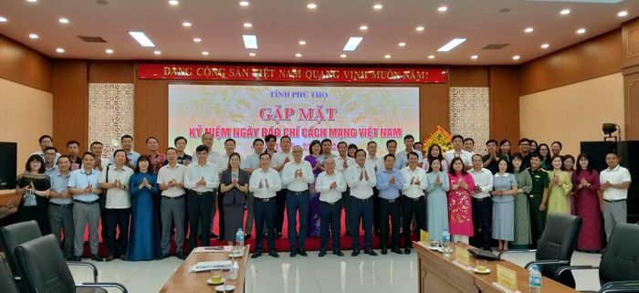 Các đại biểu chụp ảnh lưu niệm cùng các nhà báo, phóng viên tại chương trình gặp mặt kỷ niệm Ngày Báo chí Cách mạng Việt Nam. Ảnh: Lương Giang 