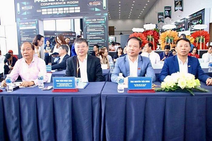 Từ trái qua phải: Phó Chủ tịch VCCI Hoàng Quang Phòng; Giám đốc VCCI-HCM Trần Ngọc Liêm; Phó Tổng Biên tập Tạp chí Diễn đàn Doanh nghiệp Nguyễn Tiến Dũng; Phó TGĐ Gemadept Phạm Quốc Long