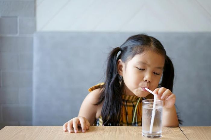 Trẻ nhỏ dễ bị tổn thương hơn người lớn nếu uống nước lạnh sau khi vận động ngoài trời. Ảnh: Shutterstock