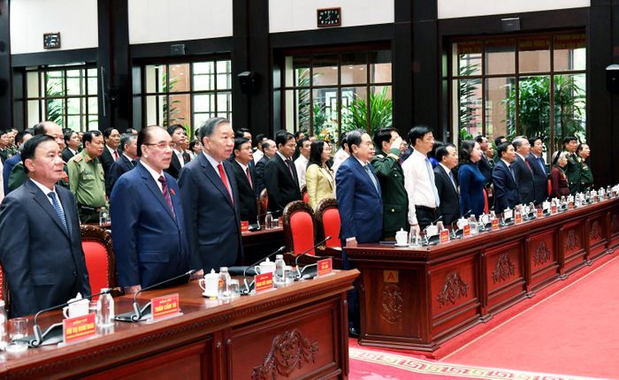 Tổng Bí thư, Chủ tịch nước Tô Lâm; nguyên Tổng Bí thư Nông Đức Mạnh; nguyên Chủ tịch nước Lương Cường; Chủ tịch Quốc hội Trần Thanh Mẫn; Thường trực Ban Bí thư Trần Cẩm Tú và các đại biểu thực hiện nghi lễ chào cờ