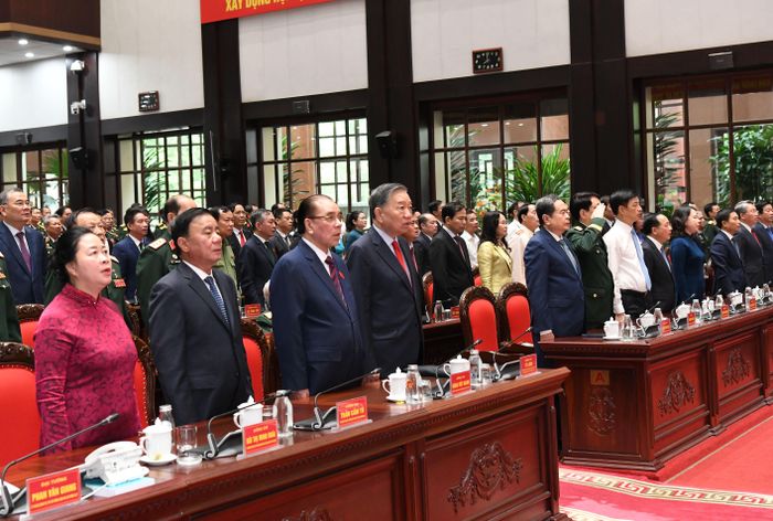 Tổng Bí thư, Chủ tịch nước Tô Lâm; nguyên Tổng Bí thư Nông Đức Mạnh; nguyên Chủ tịch nước Lương Cường; Chủ tịch Quốc hội Trần Thanh Mẫn; Thường trực Ban Bí thư Trần Cẩm Tú và các đại biểu thực hiện nghi lễ chào cờ