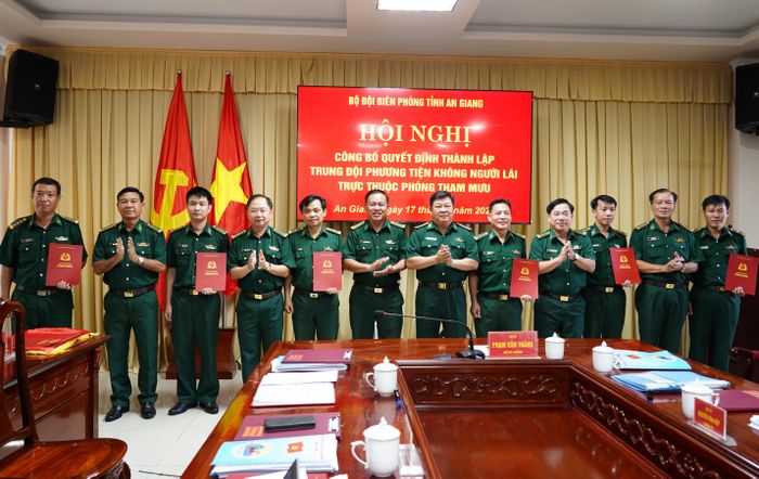 Đại tá Phạm Văn Thắng (thứ 6 từ phải qua), Chỉ huy trưởng Bộ đội Biên phòng tỉnh An Giang, trao các quyết định cho Trung đội không người lái. Ảnh: Tiến Vinh
