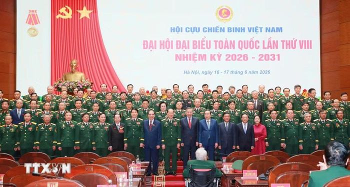 Tổng Bí thư, Chủ tịch nước Tô Lâm, Chủ tịch Quốc hội Trần Thanh Mẫn với Ban Chấp hành hội Cựu chiến binh Việt Nam nhiệm kỳ 2026-2031 ra mắt Đại hội. Ảnh: Trọng Đức