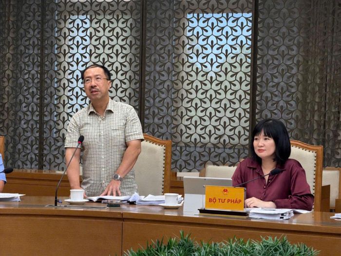 Cục trưởng Cục Phổ biến, giáo dục pháp luật và Trợ giúp pháp lý Cù Thu Anh phát biểu tại cuộc họp