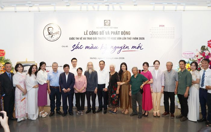 Các đại biểu chụp ảnh lưu niệm. Ảnh: An Nhiên