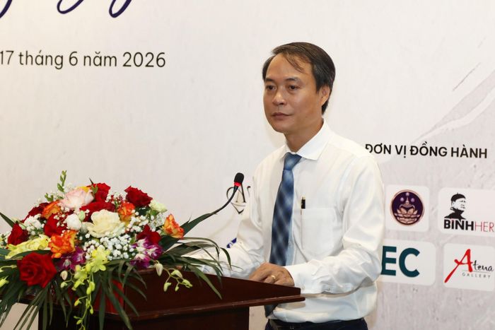 Tổng Biên tập Tạp chí Mỹ thuật Ngô Xuân Tiến - Trưởng Ban Tổ chức cuộc thi phát biểu. Ảnh: An Nhiên