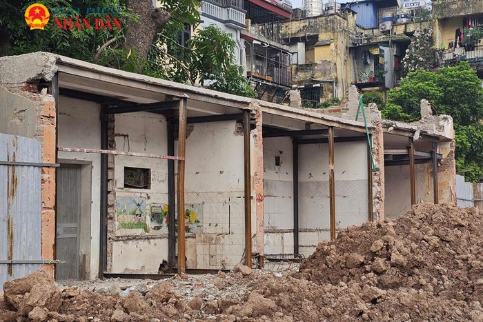 Dọc hai bên đường bắt đầu xuất hiện những ngôi nhà có hình dáng lạ