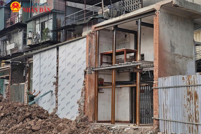 Một số công trình dưới 15m2 đang phải gia cố bằng cột thép và khung chống tạm thời