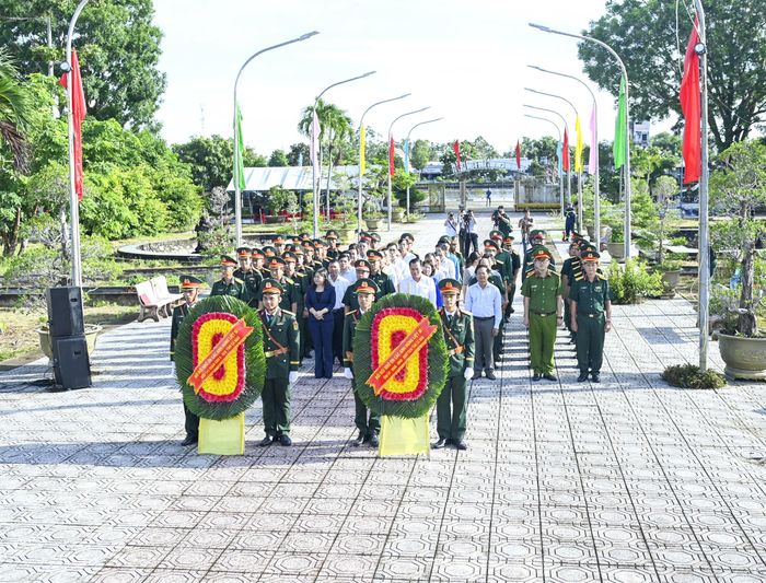 Ban Chỉ đạo 515 Quân khu và lãnh đạo, chính quyền địa phương dâng hương, dâng hoa viếng Nghĩa trang Liệt sĩ xã Trần Văn Thời